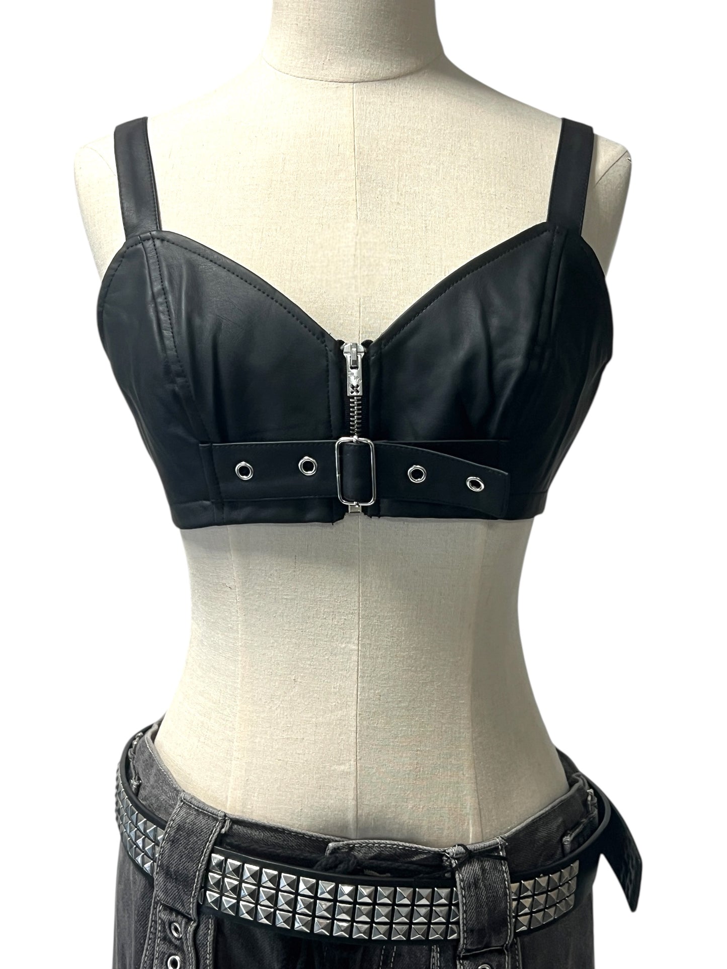 【TRIPP NYC】クロップド丈ホルタートップ*FAUX LEATHER BUCKLE CROP HALTER(VX4188)