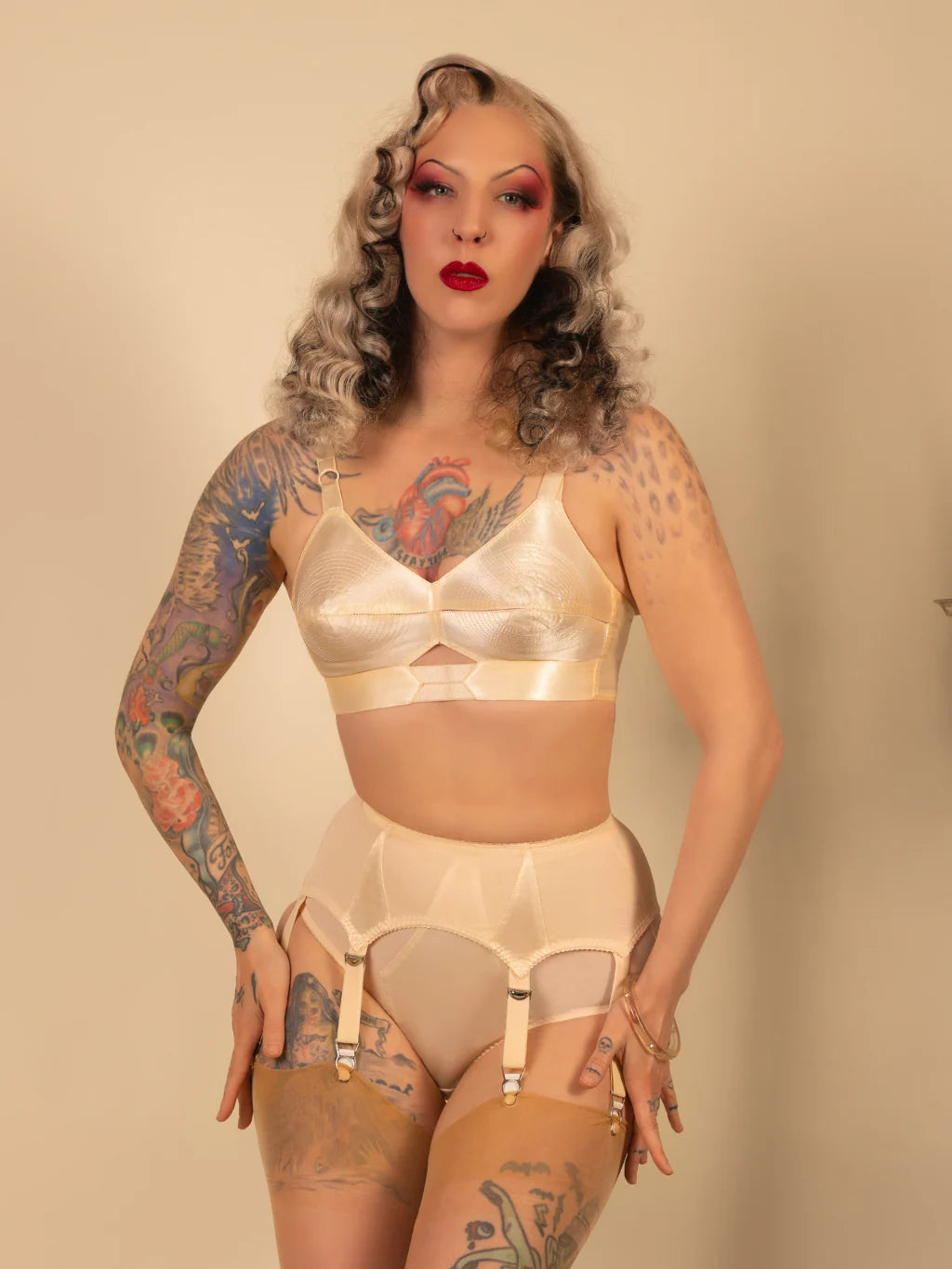 【WHAT KATIE DID】Harlow 6ストラップ ガーターベルト［ヴィンテージピーチ］【取寄】
