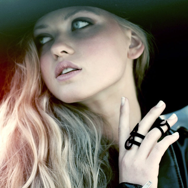 THE RUNE RING IN BLACK